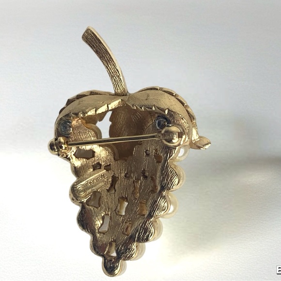 Trifari Gold and Cream Pearl Cluster Brooch - Picture 3 of 5